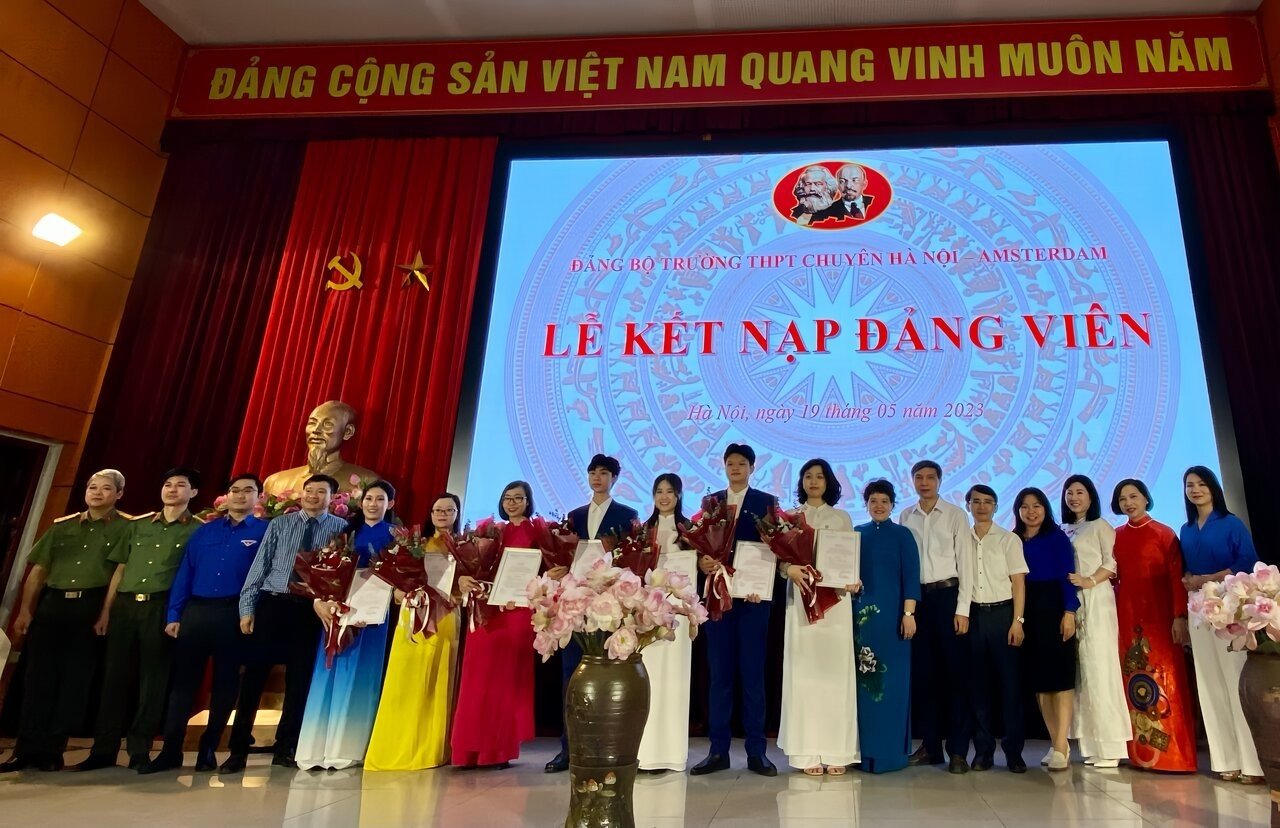 Bốn học sinh Trường THPT Chuyên Hà Nội - Amsterdam được kết nạp Đảng